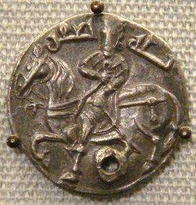 سکه دوره عباسیان که از سکه‌های سلسله شاهیان هند الگوبرداری شده‌است.