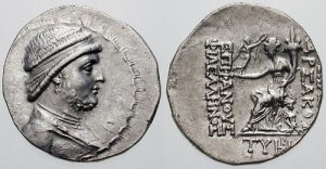 سکه نقره دراخما مهرداد دوم، تصویر نشسته نیکه الهه پیروزی